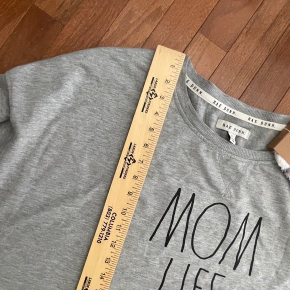 New Rae Dunn Gray Plus Size Mom Life Sweatshirt 3X and Cozy Socks - Picture 12 of 12